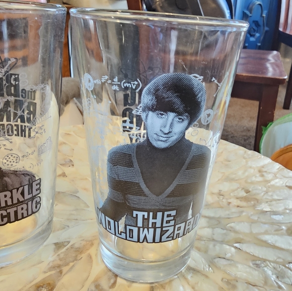 The Big Bang Theory TV Show Leonard and Sheldon 12 Oz. Glasses - Picture 2 of 4